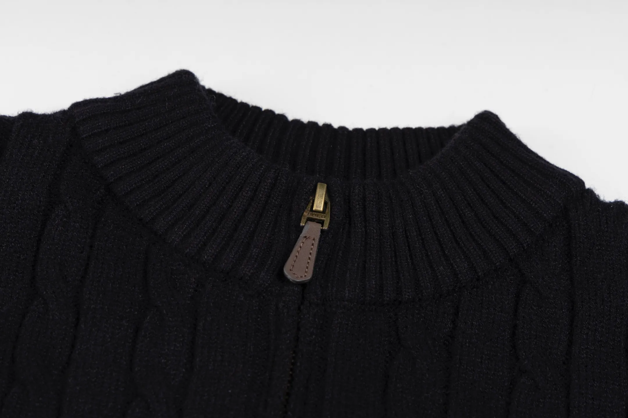 P240 Style No. B112 Raff half-zip twist embroidered knitted round neck sweater Official website counter consistent sweater High-elasticity imitation rabbit fur core-spun yarn fine knitted fabric Customized original lettering mold half-open zipper Popular Internet celebrity versatile OS version can be worn up to about 180 pounds Imported machine textile takes a month to match the sweater Three standards are complete Customized accessories Matching version Same style for men and women Colour: Gray Black Size: S M L XL Manual measurement error of about 1-3cm is normal